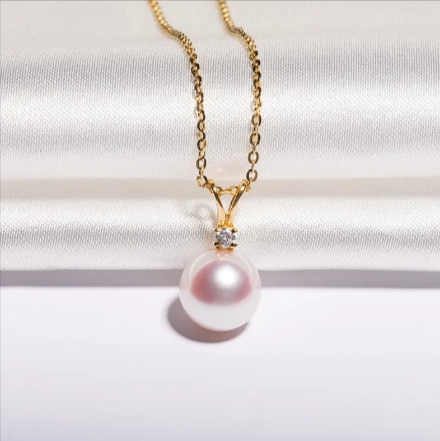 Lustrous Sea Pearl Pendant Necklace